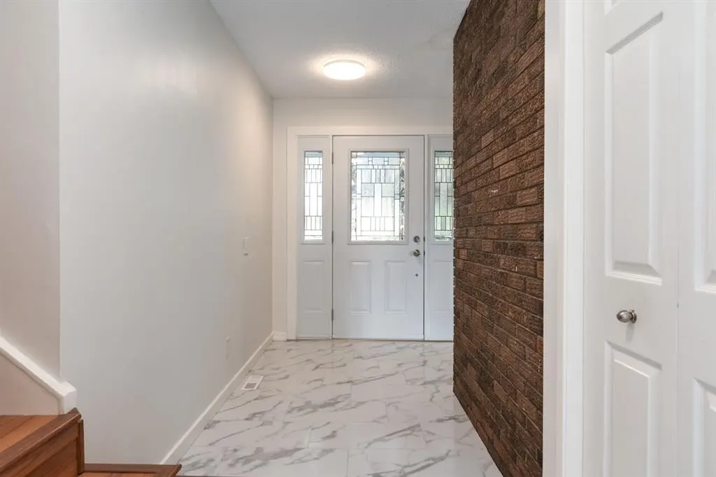 207 Whiteview Bay NE — photo 3