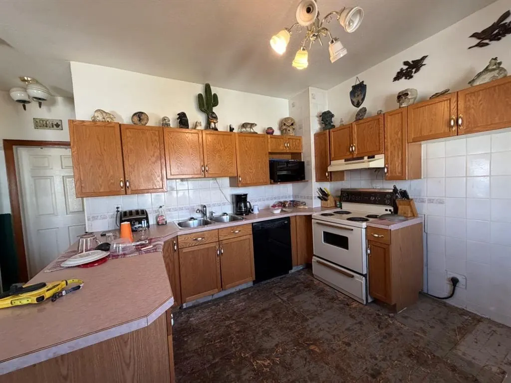 102 Railway Avenue S — photo 3