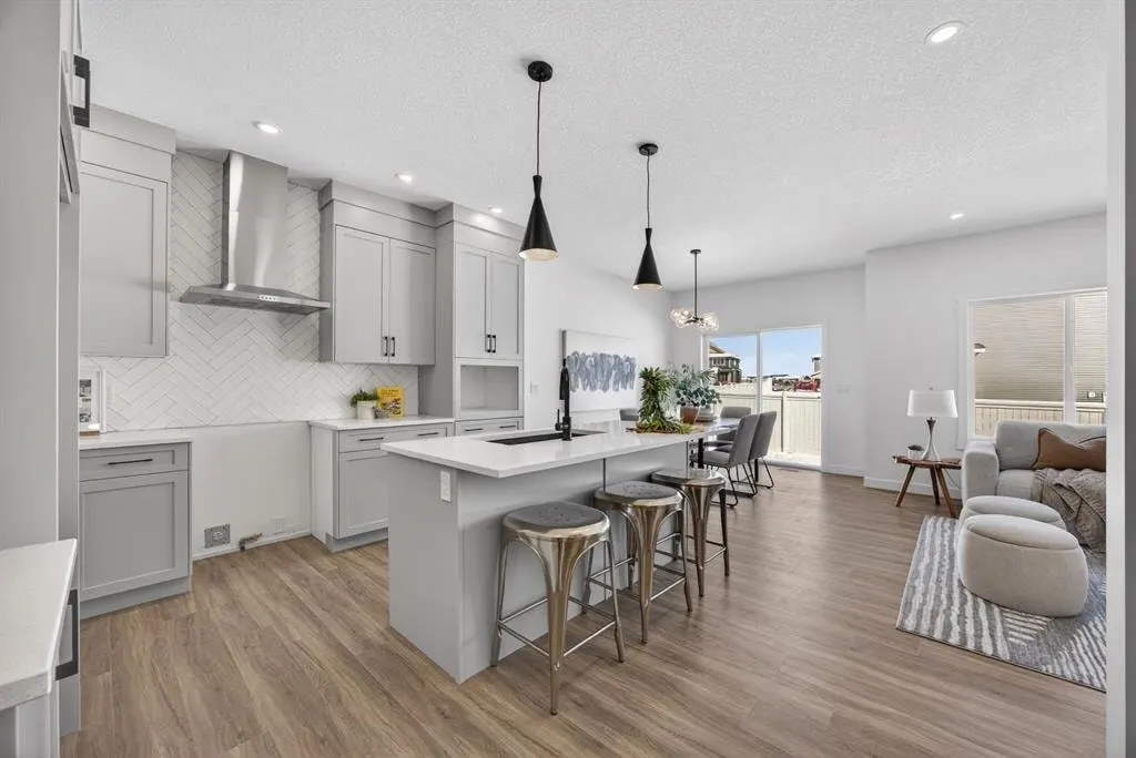 1090 Bayview Crescent — photo 3