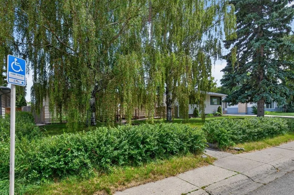39 Hillgrove Crescent SW — photo 3