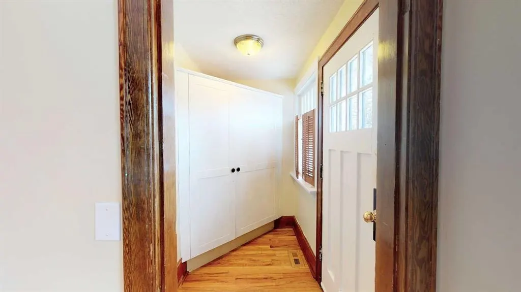 215 10 Avenue NE — photo 2