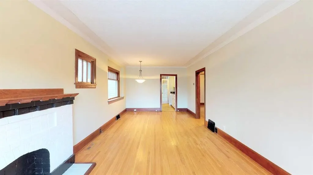 215 10 Avenue NE — photo 3