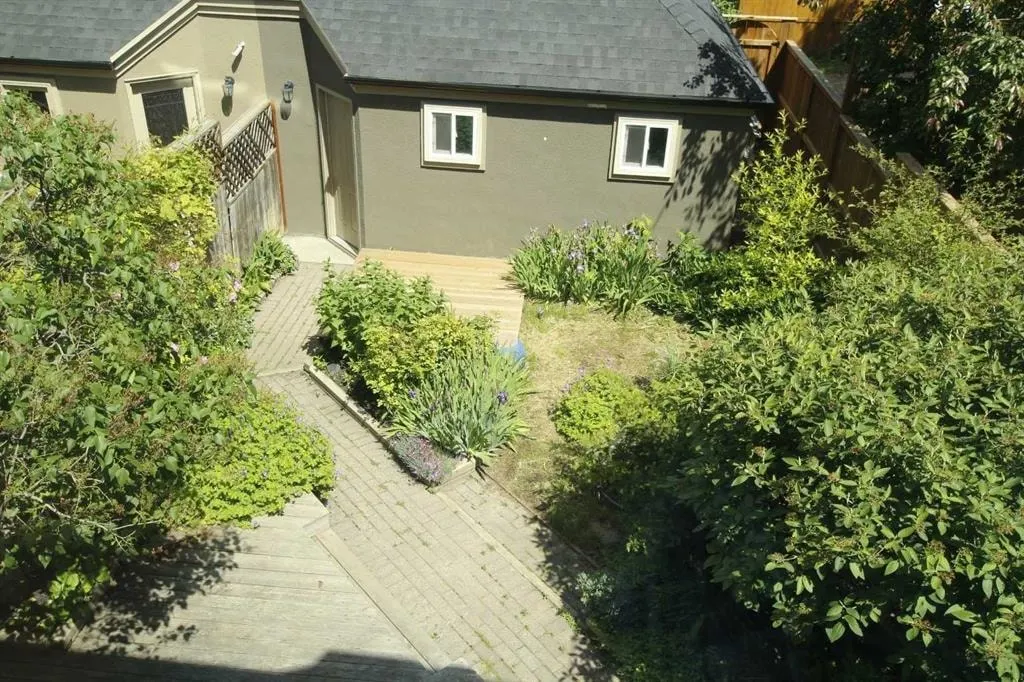 216 4 Avenue NE — photo 2