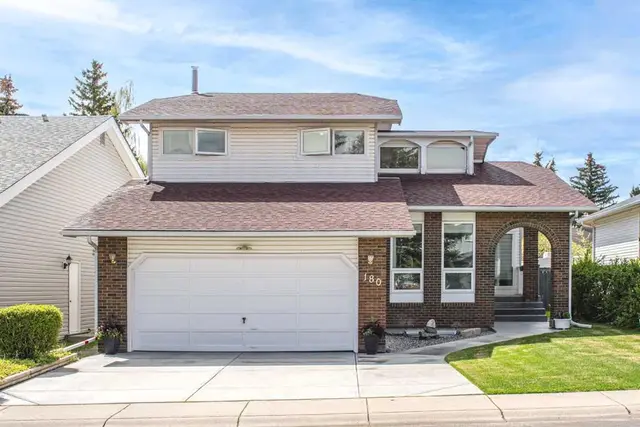 180 Woodglen Way SW