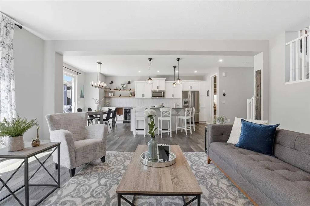 25 Yorkville Green SW — photo 1