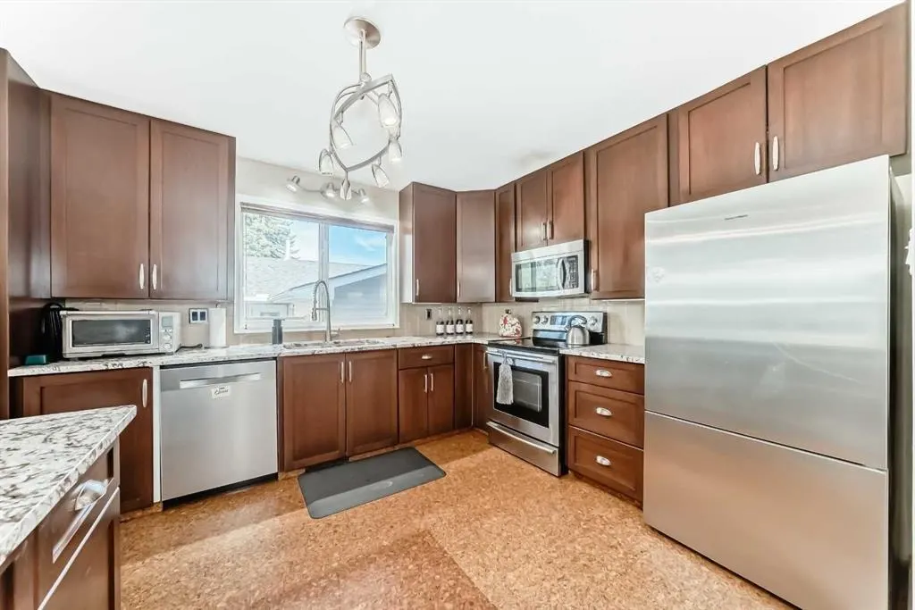 1319 104 Avenue SW — photo 3