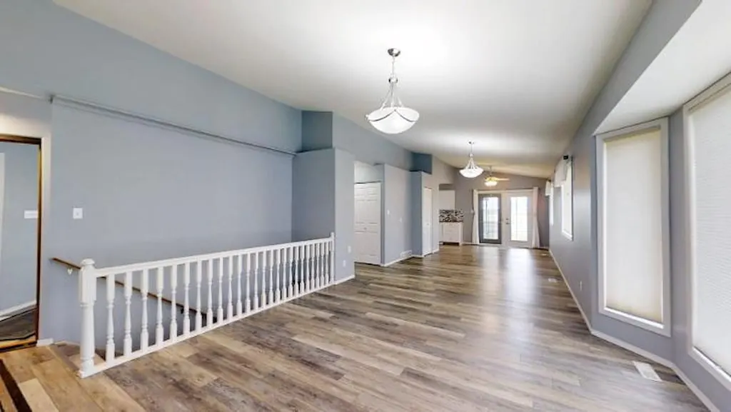 15 Chinook Crescent W — photo 2