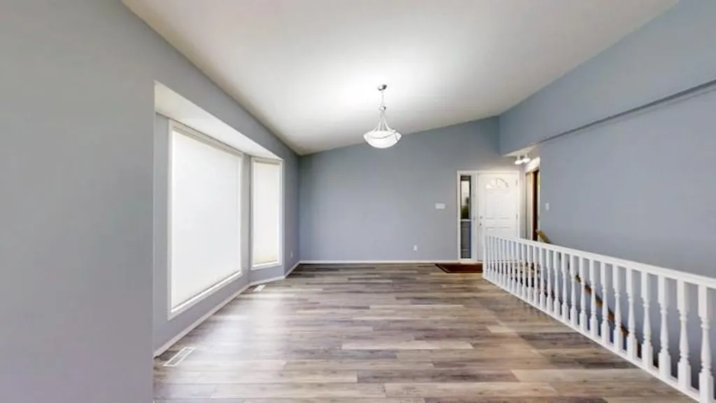 15 Chinook Crescent W — photo 3