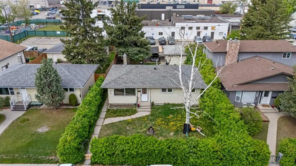 616 34 Avenue NE — photo 2