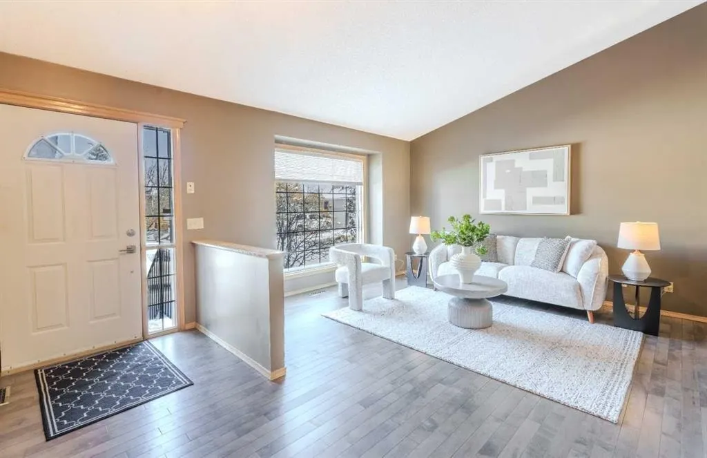 135 Canterbury Court SW — photo 2