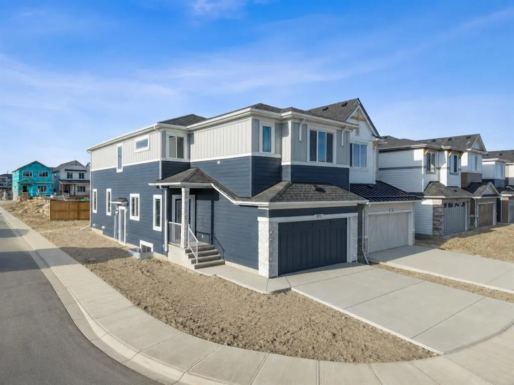 571 Buffaloberry Manor SE — photo 2