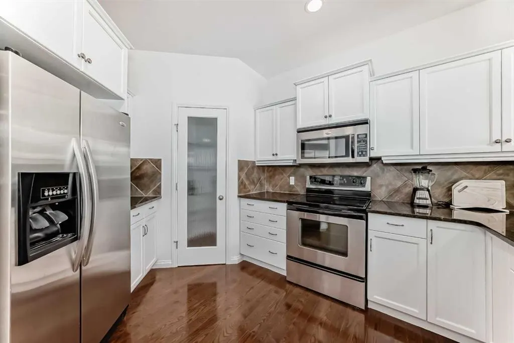27 Aspen Hills Close SW — photo 3