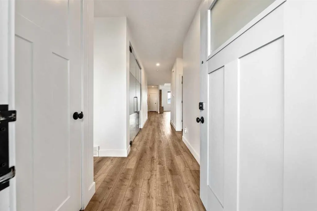 23 31 Avenue SW — photo 2