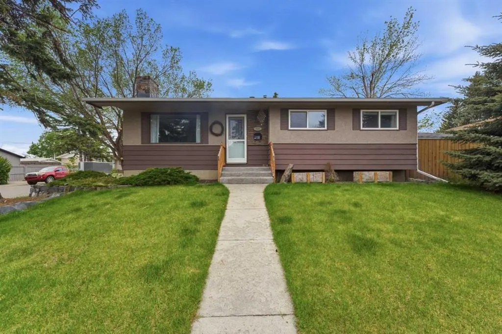 819 Avonlea Place SE — photo 1
