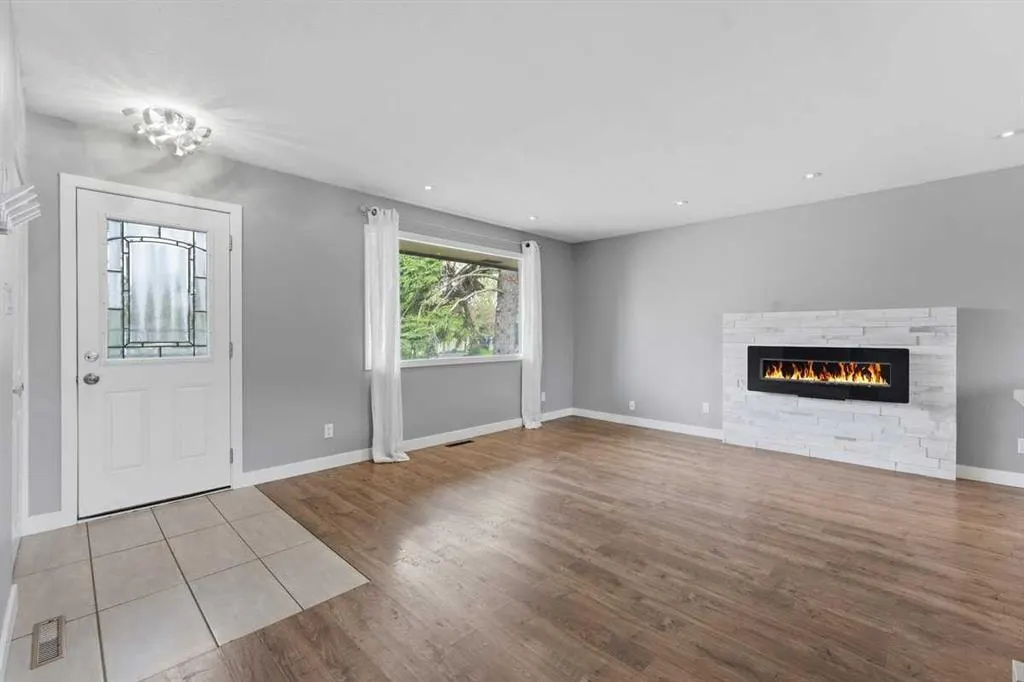 819 Avonlea Place SE — photo 2