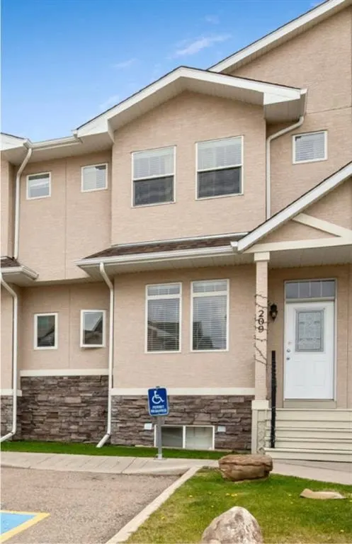209 Strathcona Circle — photo 1