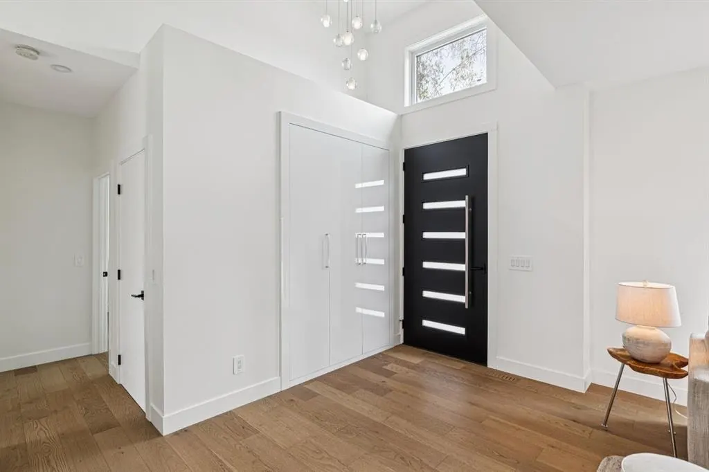 4747 26 Avenue SW — photo 3