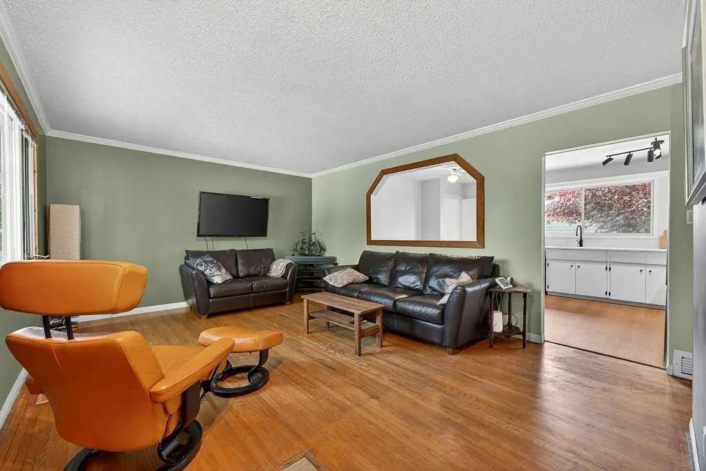 1632 Robson Crescent SE — photo 3