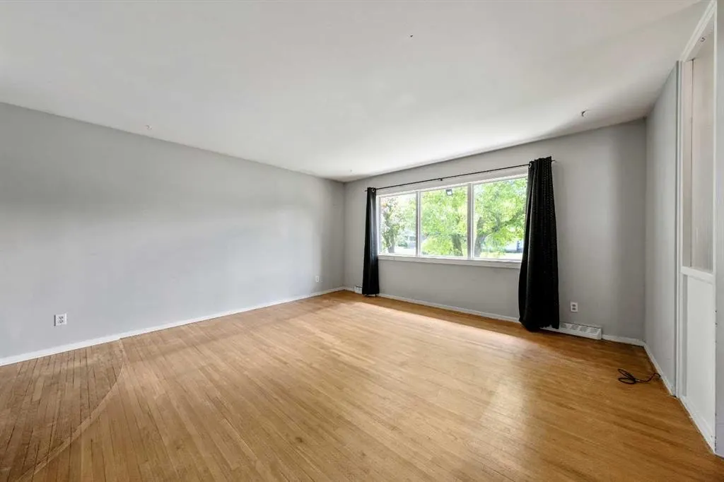 1032 89 Avenue SW — photo 3