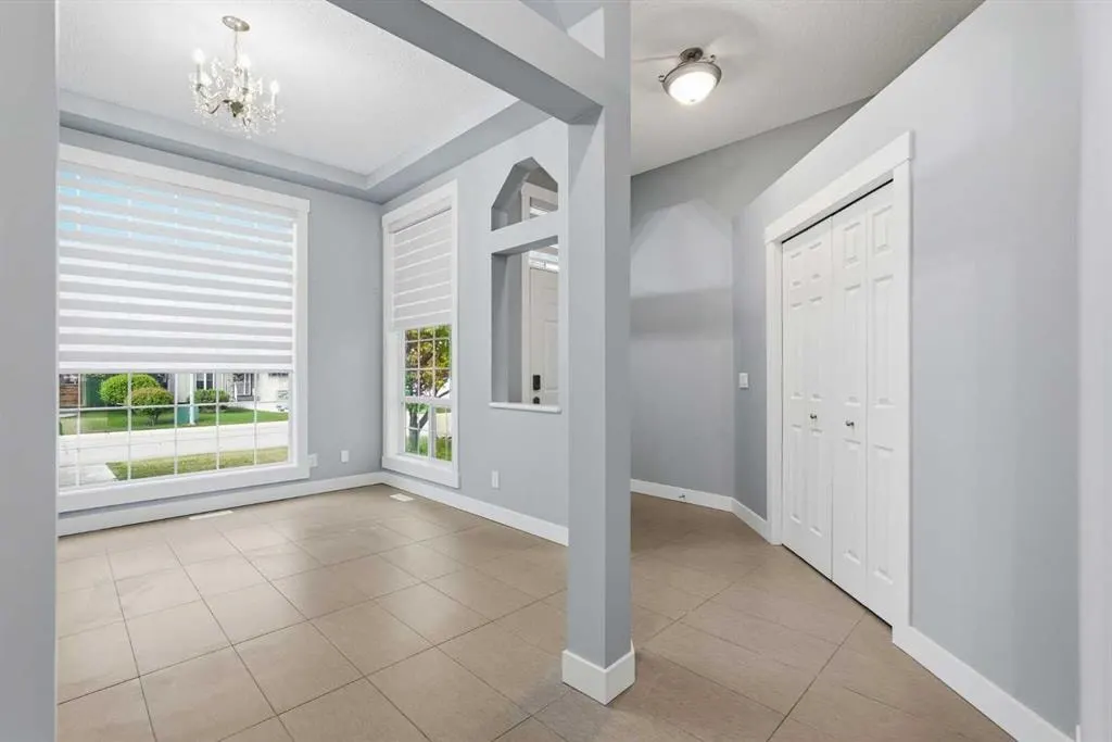 209 Oakmere Close — photo 3