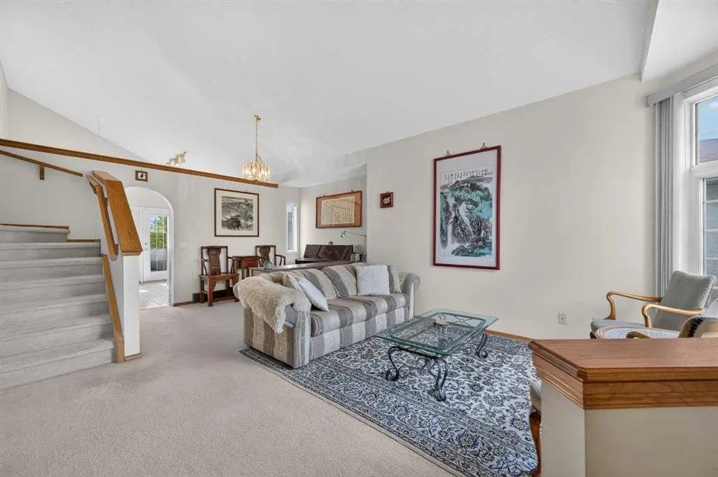 76 Hawkmount Close NW — photo 2