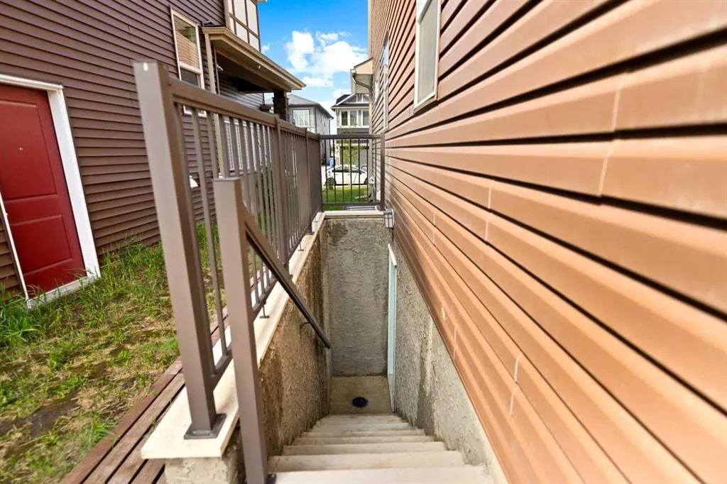 249 Lucas Crescent NW — photo 3