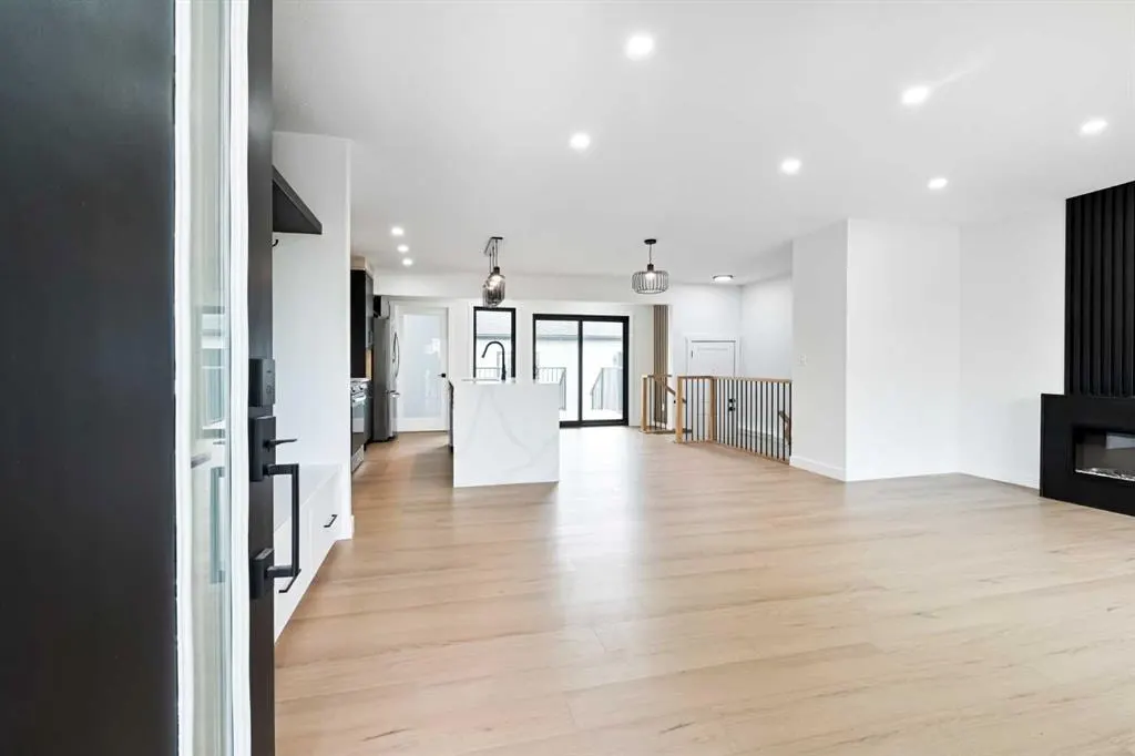 4940 45 Street SW — photo 2