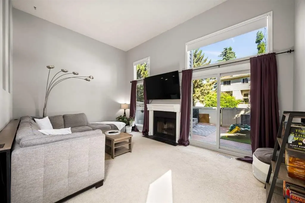723 Queenston Terrace SE — photo 2