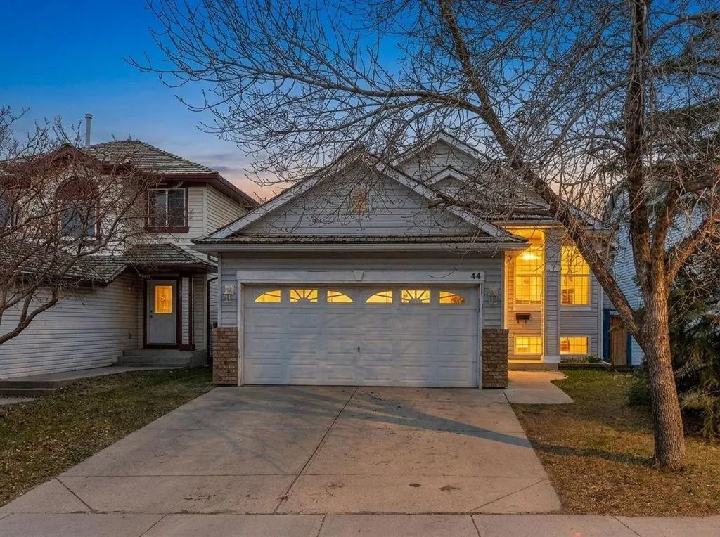 44 Douglas Glen Crescent SE — photo 1