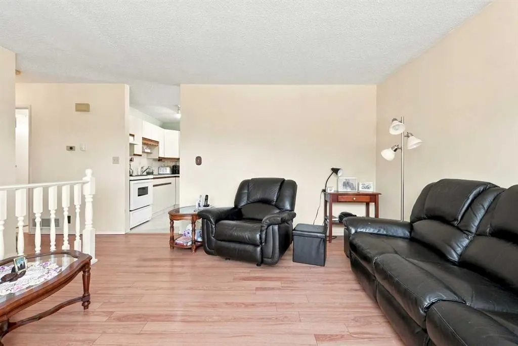 38 Meadowview Close — photo 3