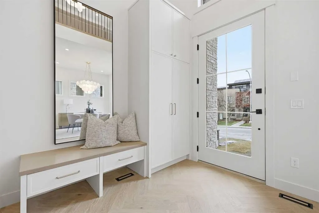 2131 29 Avenue SW — photo 2