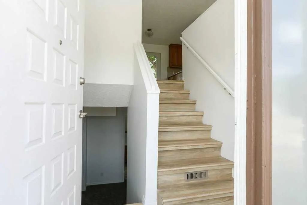 316 Leaside Avenue S — photo 3