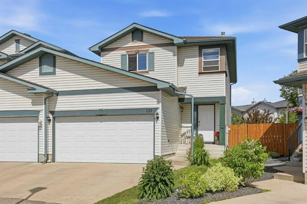 121 Canoe Square SW — photo 1