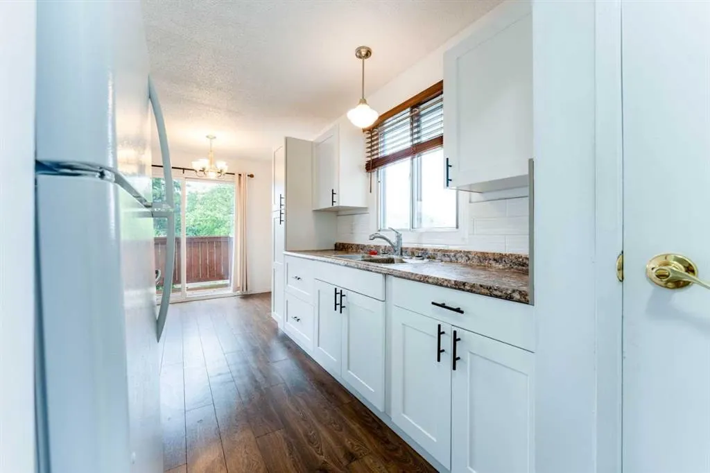 2906 Doverville Crescent SE — photo 3