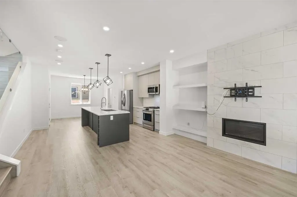 2105 5 Street NW — photo 2