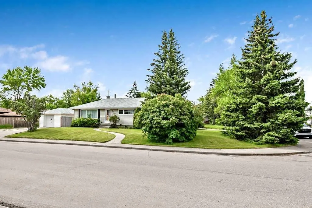 3807 25 Avenue SW — photo 2
