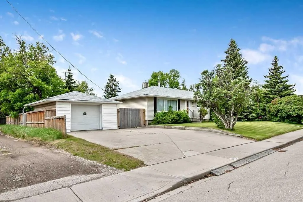 3807 25 Avenue SW — photo 3