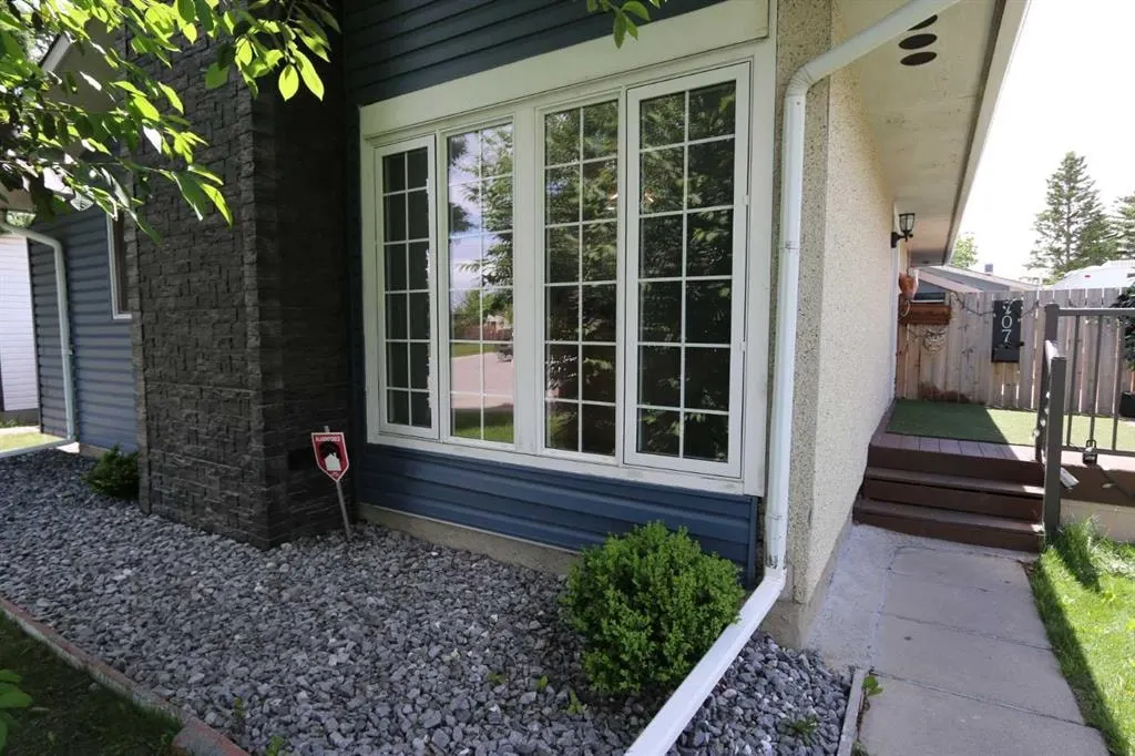 707 Malvern Drive NE — photo 2