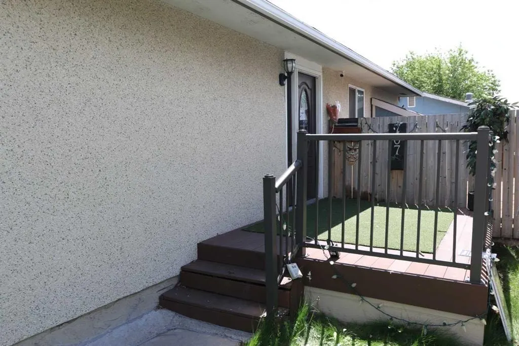 707 Malvern Drive NE — photo 3