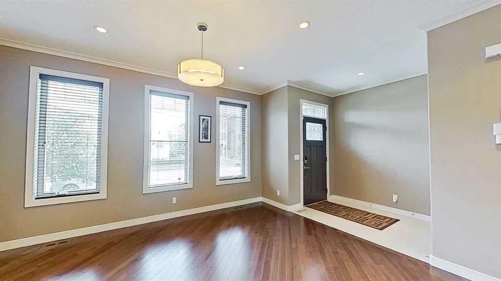 249 18 Avenue NE — photo 2