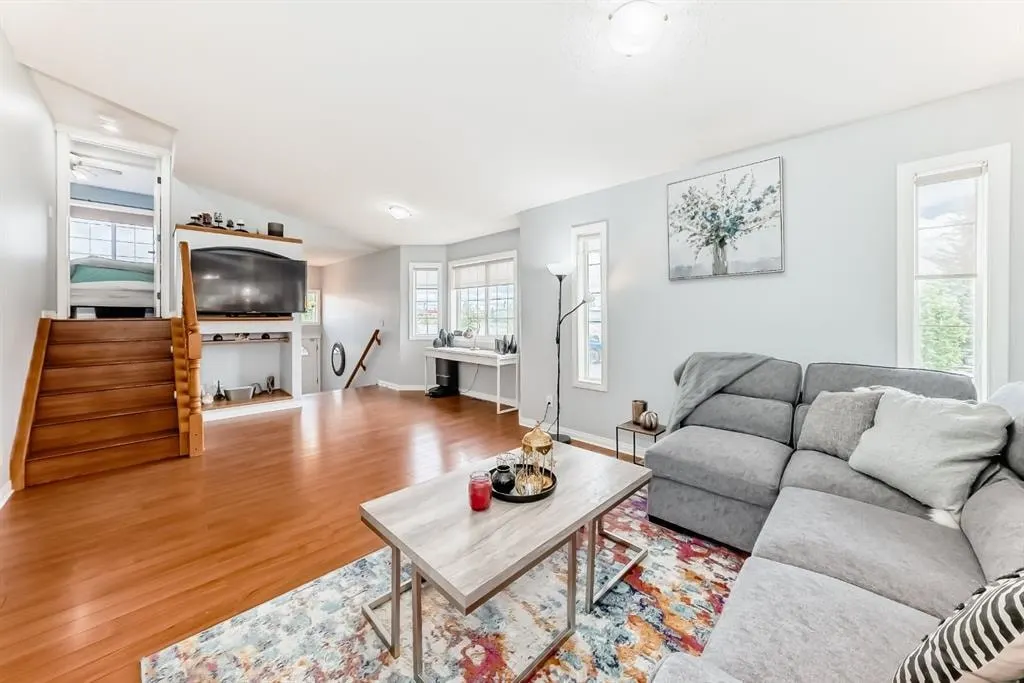 98 Canoe Square SW — photo 3