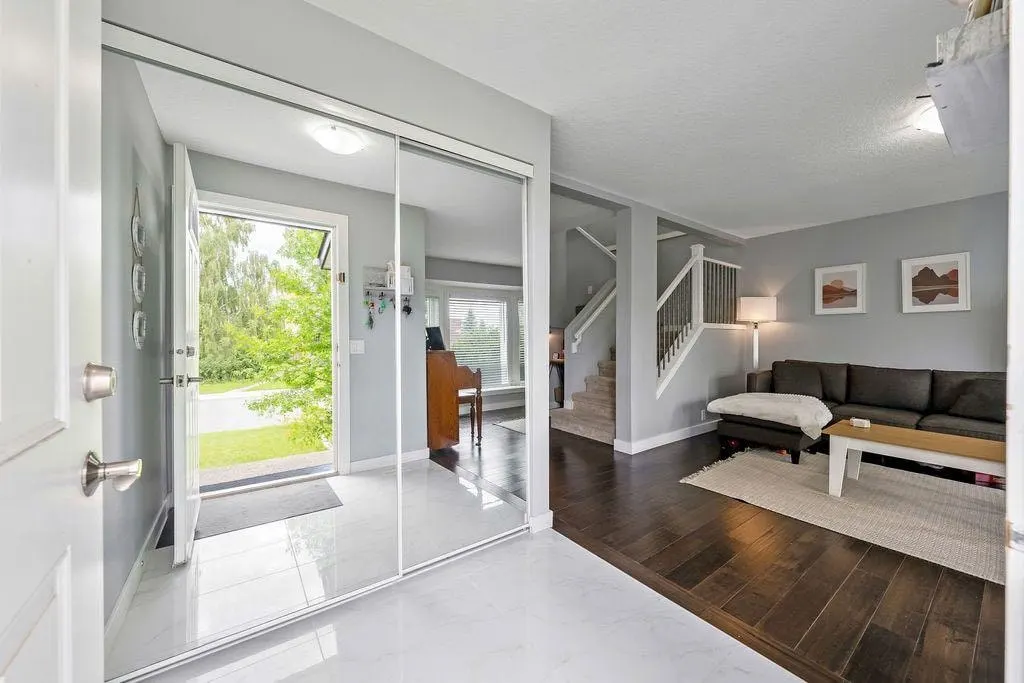 15 Woodmont Green SW — photo 2