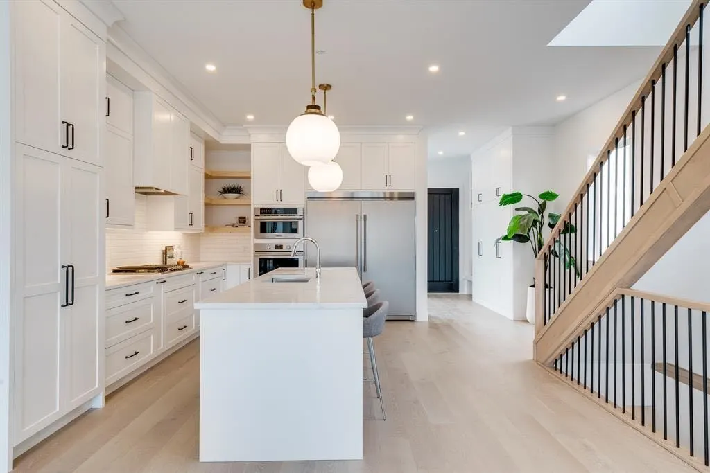 640 37 Street SW — photo 3