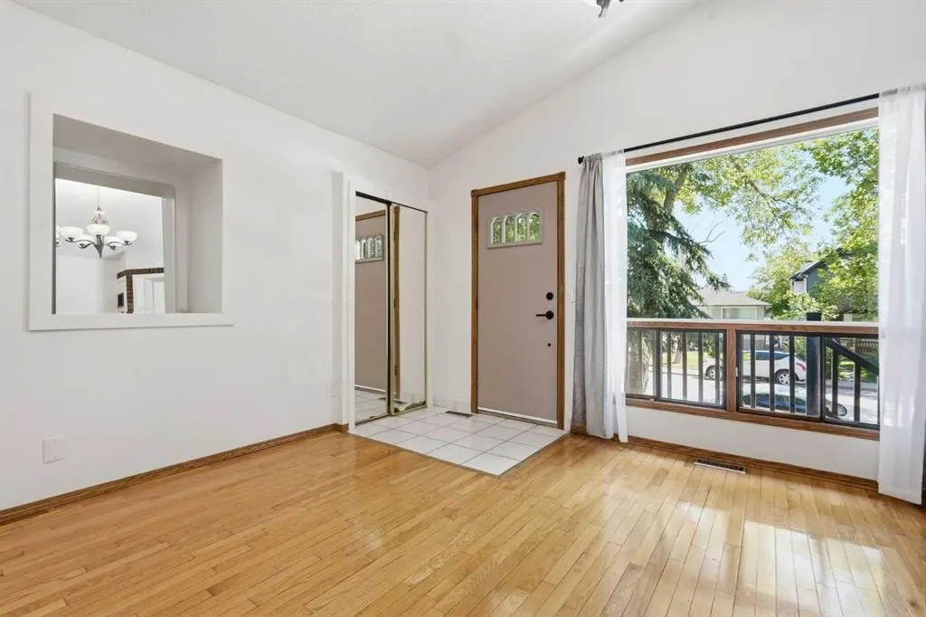 4205 16 Street SW — photo 3