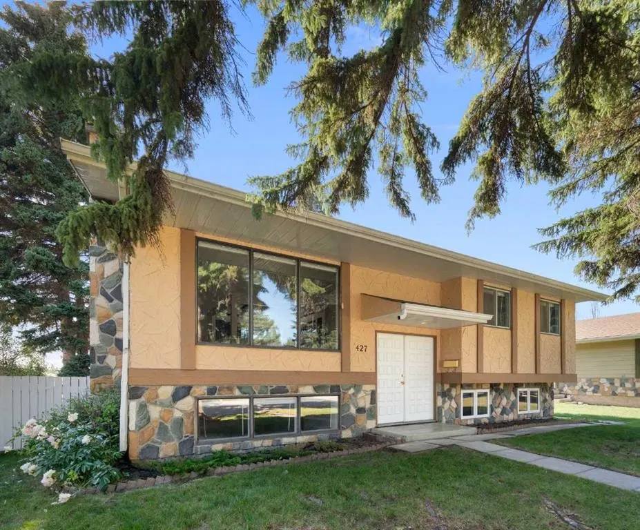 427 Queensland Road SE — photo 2