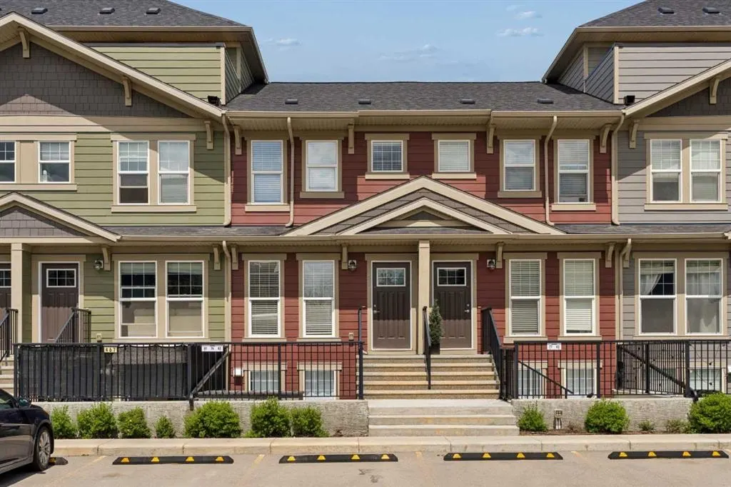 469 Cranbrook Square SE — photo 1
