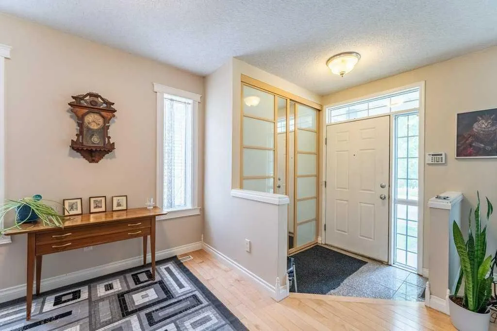 250 Mt Lorette Close SE — photo 2
