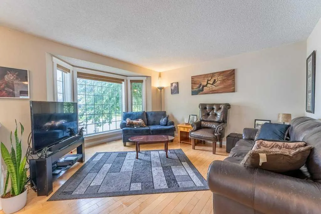 250 Mt Lorette Close SE — photo 3