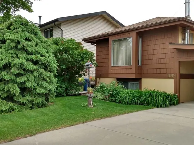 100 Doverglen Crescent SE