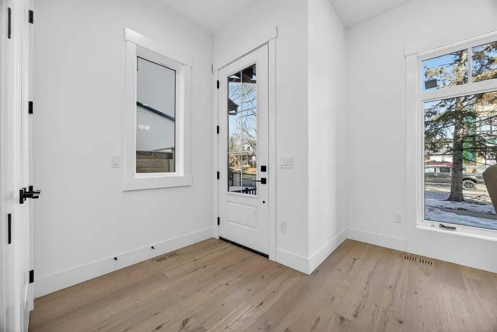 1011 18 Avenue NW — photo 3